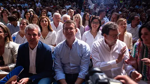 Imagen de archivo. El presidente de la Xunta de Galicia, Alfonso Rueda, Alberto Núñez Feijóo y Mariano Rajoy, durante un acto central de campaña electoral de 2023. Imagen de archivo. El presidente de la Xunta de Galicia, Alfonso Rueda, Alberto Núñez Feijóo y Mariano Rajoy, durante un acto central de campaña electoral de 2023.