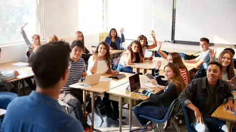 Una clase con alumnos adolescentes Una clase con alumnos adolescentes