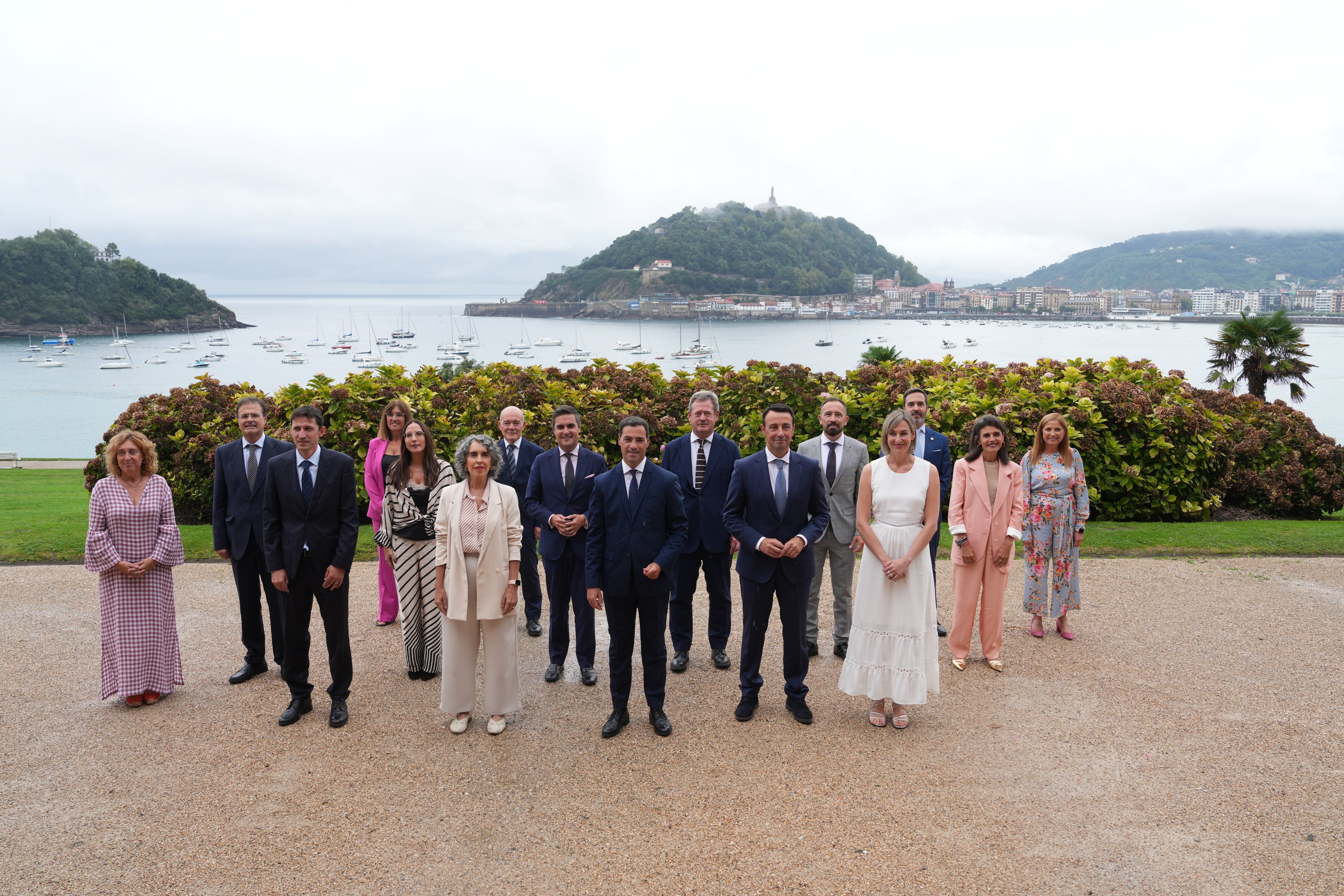 El Lehendakari plantea a la oposición la firma de un pacto ético para recuperar la confianza de los ciudadanos en los políticos El Lehendakari plantea a la oposición la firma de un pacto ético para recuperar la confianza de los ciudadanos en los políticos