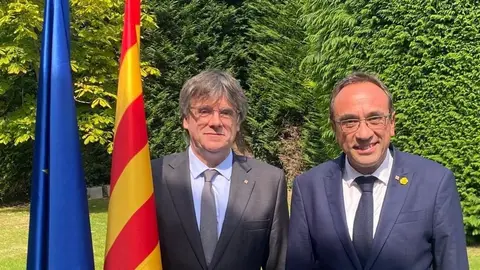 El presidente del Parlament, Josep Rull, se reúne con el expresidente de la Generalitat Carles Puigdemont. El presidente del Parlament, Josep Rull, se reúne con el expresidente de la Generalitat Carles Puigdemont.