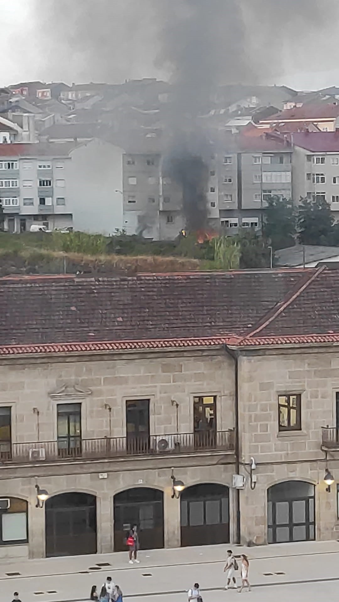 Novo susto por un lume nunha parcela "okupada" a carón da estación de tren Novo susto por un lume nunha parcela "okupada" a carón da estación de tren