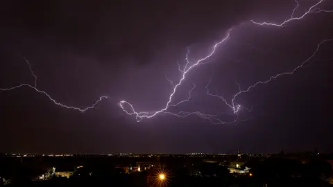 Imagen de archivo de una vista general de unos rayos cruzando el cielo. Imagen de archivo de una vista general de unos rayos cruzando el cielo.
