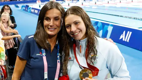 La reina Letizia (i) felicita a la nadadora española Anastasiya Dmytriv (d) tras conseguir el oro en los 100 braza SB8. La reina Letizia (i) felicita a la nadadora española Anastasiya Dmytriv (d) tras conseguir el oro en los 100 braza SB8.