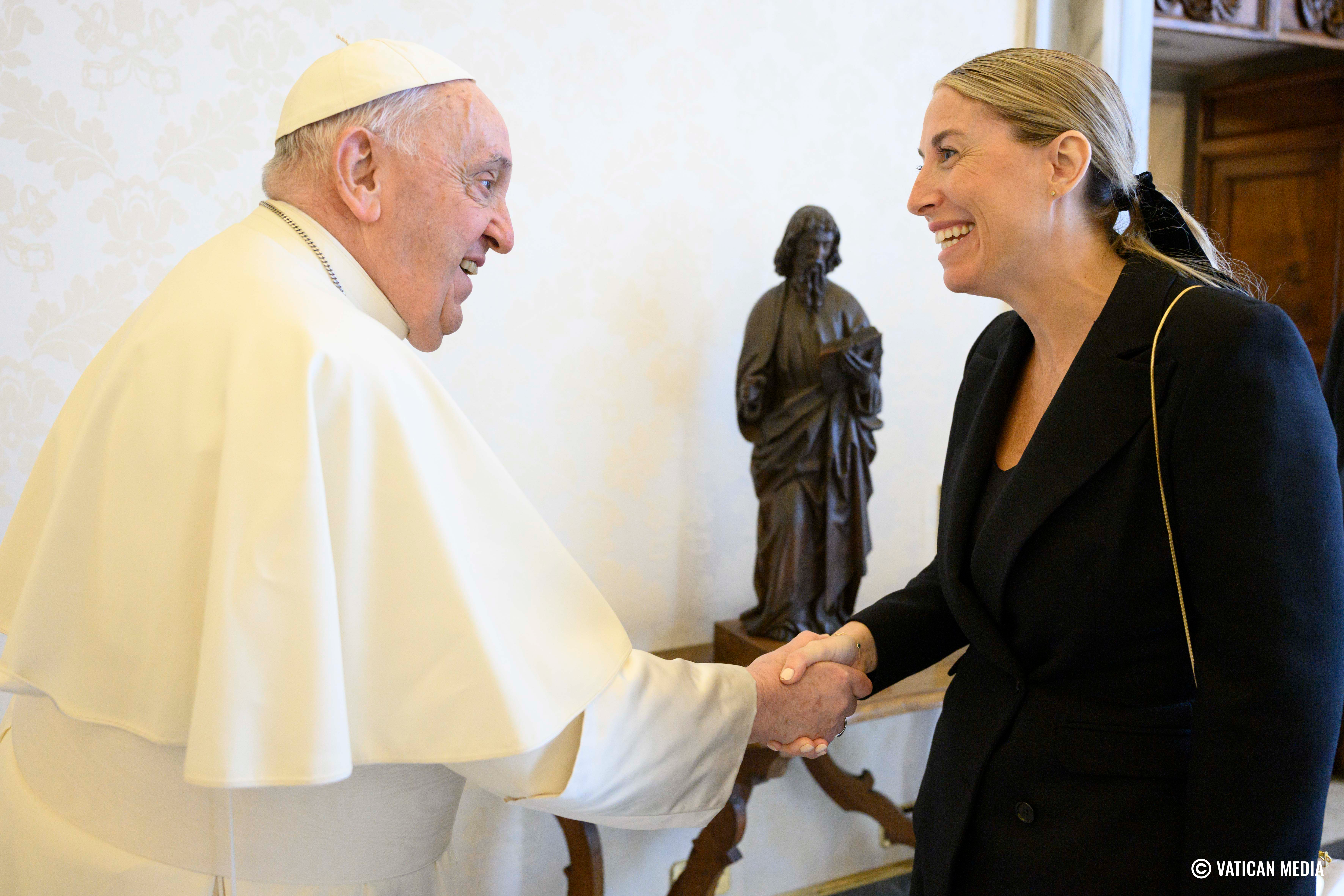 La Presidenta extremeña se reúne con el Papa Francisco y le invita a visitar Extremadura y el Real Monasterio de Guadalupe La Presidenta extremeña se reúne con el Papa Francisco y le invita a visitar Extremadura y el Real Monasterio de Guadalupe