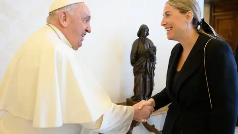 La Presidenta extremeña se reúne con el Papa Francisco y le invita a visitar Extremadura y el Real Monasterio de Guadalupe La Presidenta extremeña se reúne con el Papa Francisco y le invita a visitar Extremadura y el Real Monasterio de Guadalupe