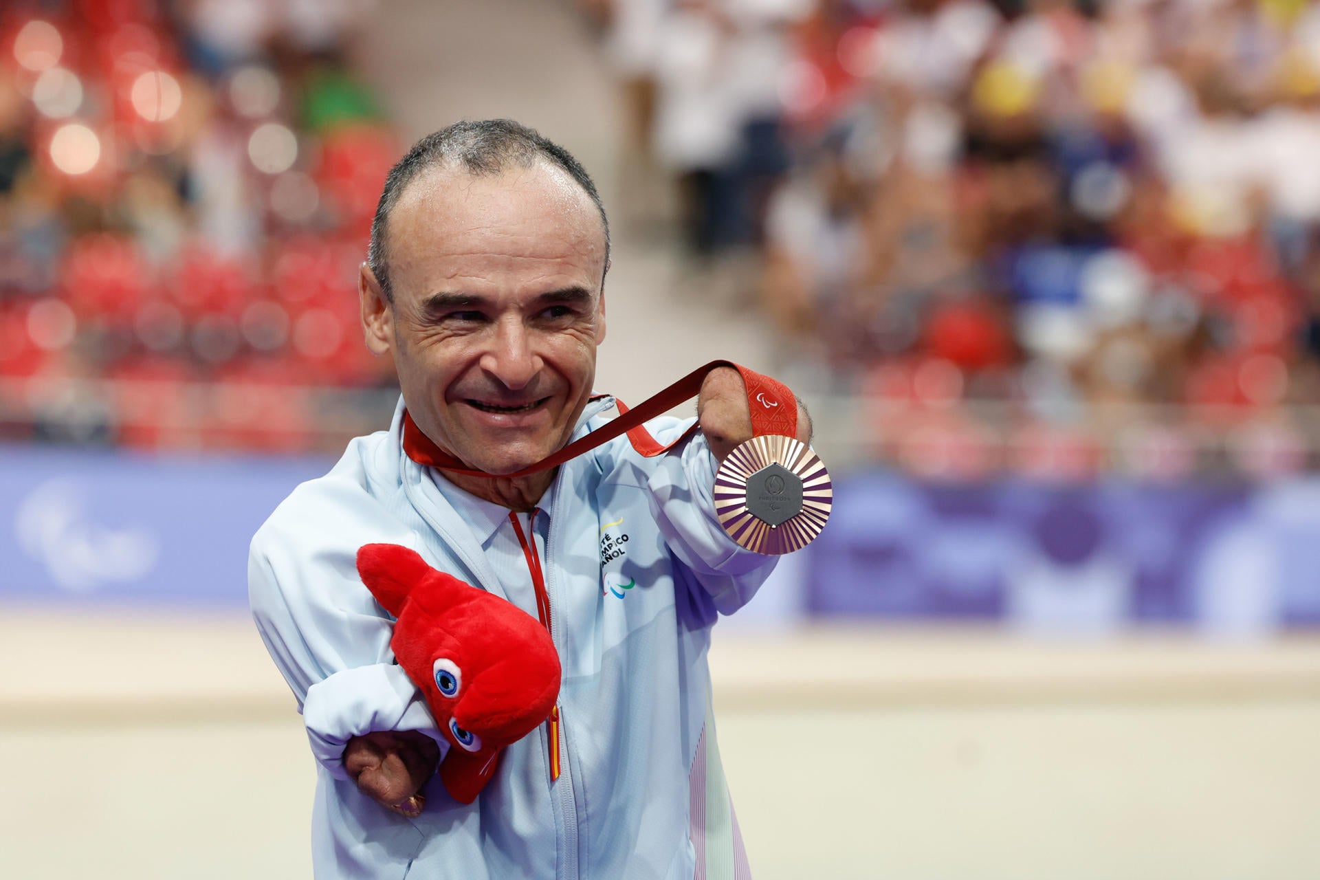Marta Arce y Álvaro Valera desfilan como abanderados encabezando la representación española en la ceremonia de inauguración de los Juegos Paralímpicos de París 2024. Marta Arce y Álvaro Valera desfilan como abanderados encabezando la representación española en la ceremonia de inauguración de los Juegos Paralímpicos de París 2024.