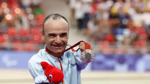 El ciclista español Ricardo Ten posa con la medalla de bronce en la prueba de persecución de 3000 metros. El ciclista español Ricardo Ten posa con la medalla de bronce en la prueba de persecución de 3000 metros.