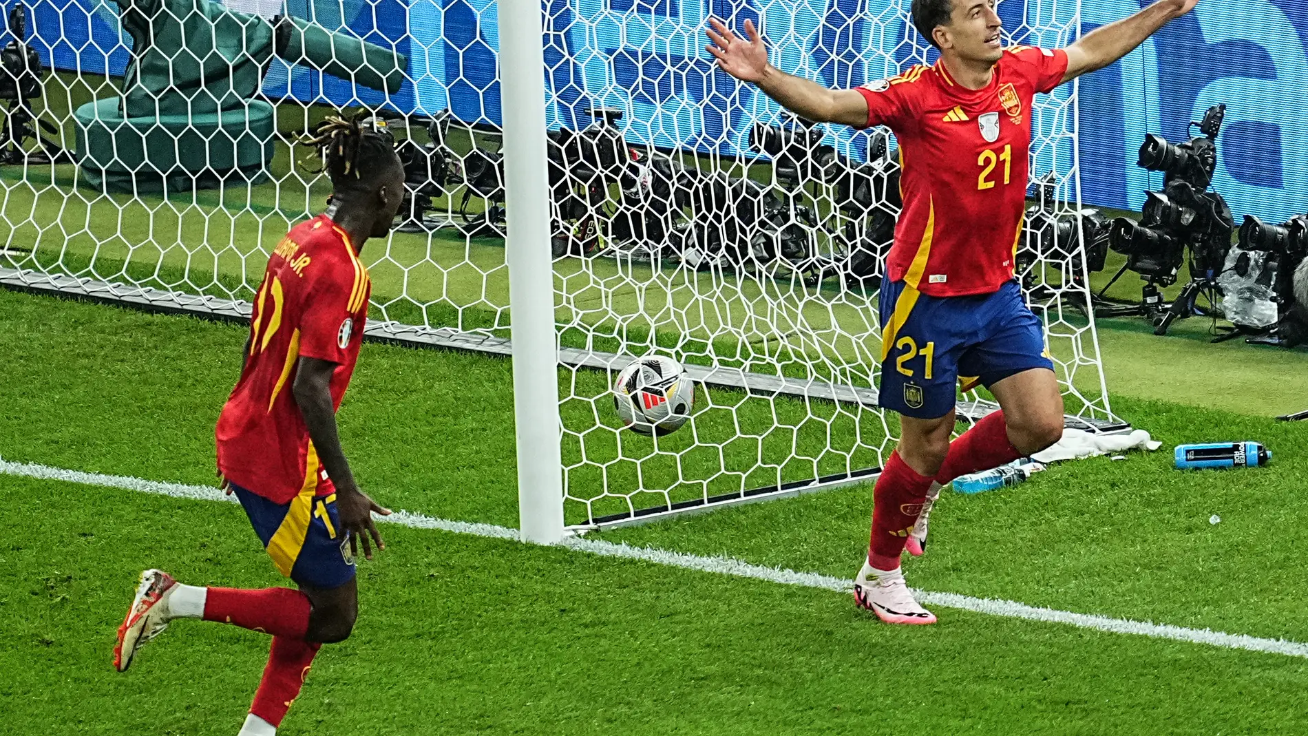 El español Mikel Oyarzabal celebra el segundo gol de su equipo con su compañero Nico Williams durante la final de la Eurocopa 2024 | Foto de archivo El español Mikel Oyarzabal celebra el segundo gol de su equipo con su compañero Nico Williams durante la final de la Eurocopa 2024 | Foto de archivo