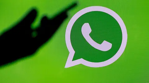 El logotipo de la aplicación de redes sociales WhatsApp. El logotipo de la aplicación de redes sociales WhatsApp.