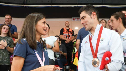 La reina Letizia felicita a Alfonso Cabello tras su medalla de bronce