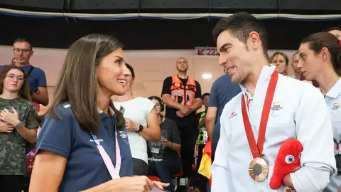 La reina Letizia felicita a Alfonso Cabello tras su medalla de bronce La reina Letizia felicita a Alfonso Cabello tras su medalla de bronce