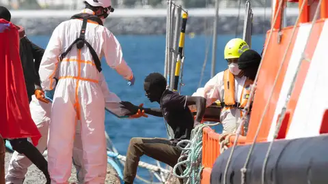 Imagen de una persona de origen subsahariano que navegaba en un cayuco junto a otras 119 que fueron trasladadas por Salvamento Marítimo hasta el puerto de Arguineguín, en Gran Canaria. Imagen de una persona de origen subsahariano que navegaba en un cayuco junto a otras 119 que fueron trasladadas por Salvamento Marítimo hasta el puerto de Arguineguín, en Gran Canaria.
