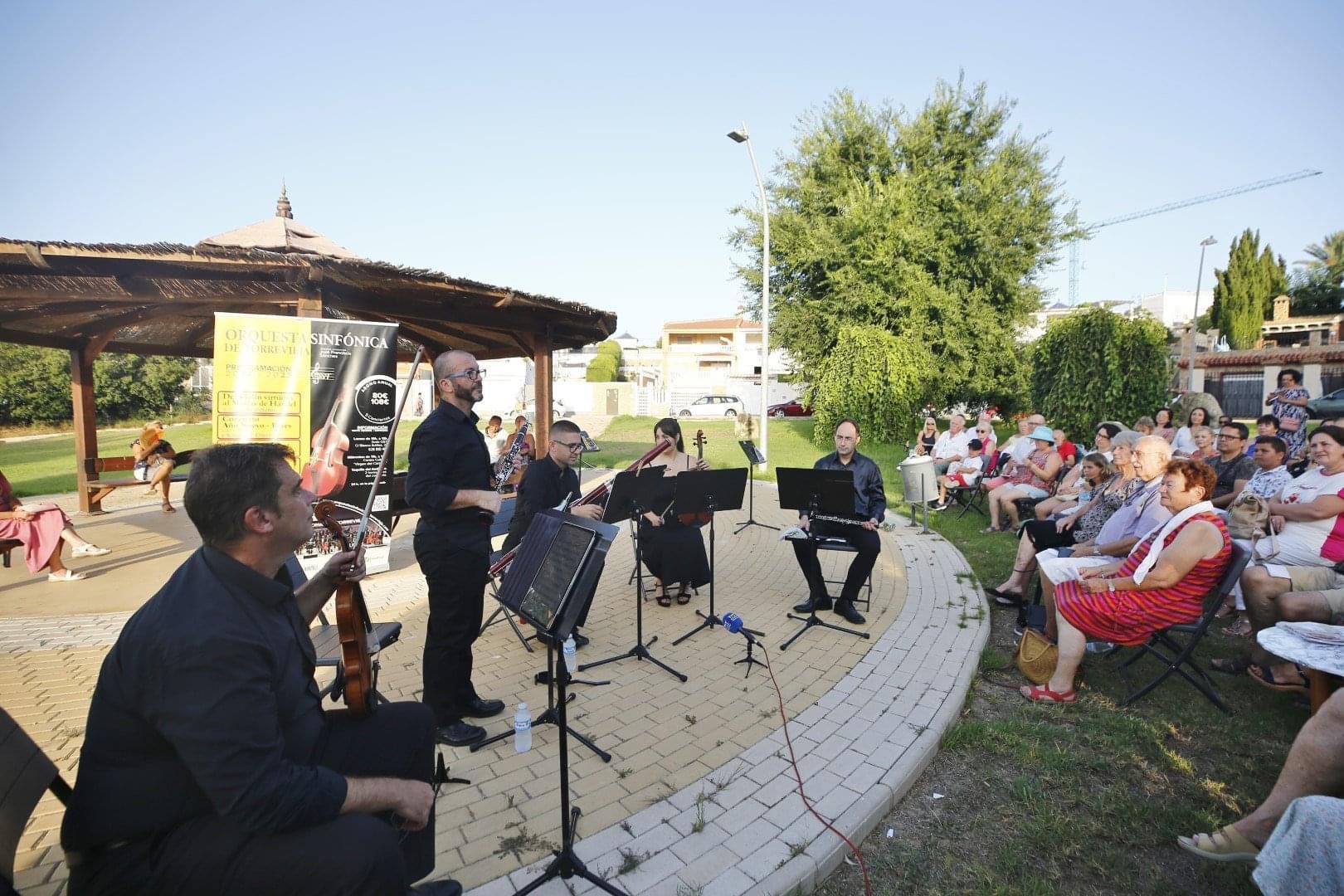 Los grupos de cámara de la OST comienzan el ciclo de conciertos que les llevará a tres parques de Torrevieja Los grupos de cámara de la OST comienzan el ciclo de conciertos que les llevará a tres parques de Torrevieja