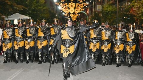 Imagen de archivo de un desfile de Moros y Cristianos de Villena.