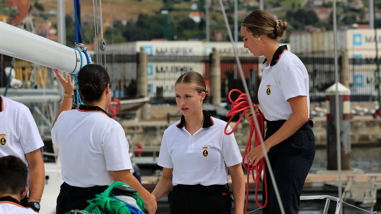 La princesa Leonor (c) ha pasado su primer día en la Escuela Naval Militar de Marín (Pontevedra).