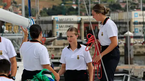 La princesa Leonor (c) ha pasado su primer día en la Escuela Naval Militar de Marín (Pontevedra). La princesa Leonor (c) ha pasado su primer día en la Escuela Naval Militar de Marín (Pontevedra).