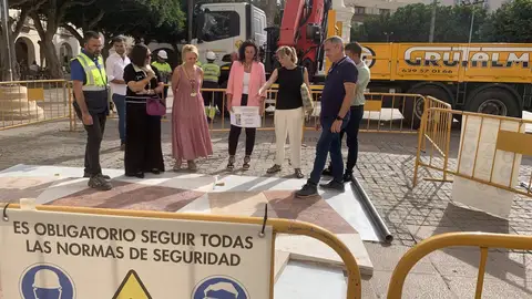 La alcaldesa María del Mar Vázquez supervisa el material que se va a utilizar en la urbanización de la Plaza Vieja de Almería La alcaldesa María del Mar Vázquez supervisa el material que se va a utilizar en la urbanización de la Plaza Vieja de Almería