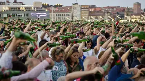 Esta tarde se busca batir el récord de escanciado simultáneo en Gijón Esta tarde se busca batir el récord de escanciado simultáneo en Gijón