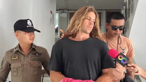Imagen de archivo. El chef español Daniel Sancho Bronchalo entre agentes de policía tailandeses. Imagen de archivo. El chef español Daniel Sancho Bronchalo entre agentes de policía tailandeses.