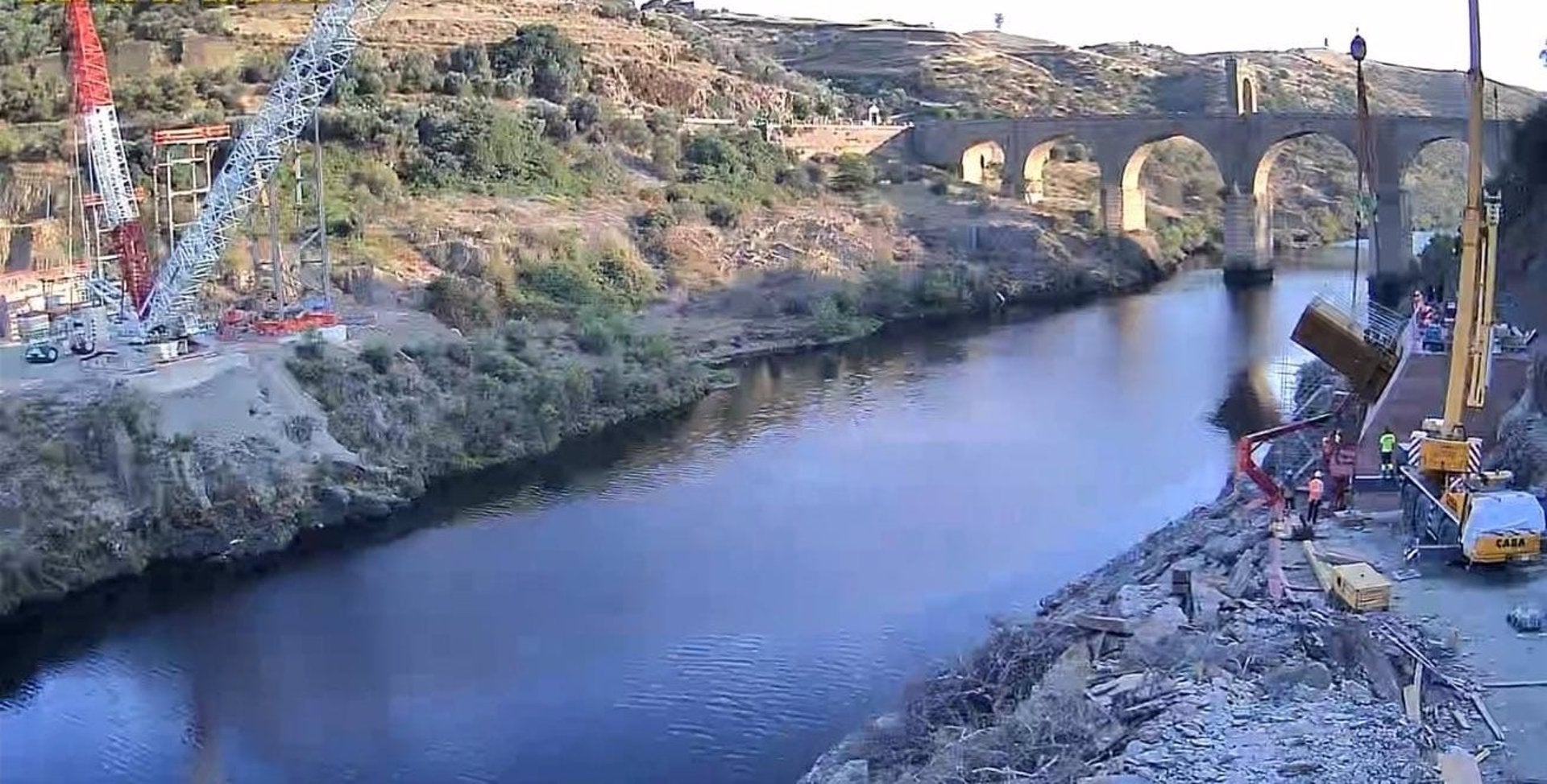 El nuevo Puente de Alcántara cuenta ya con las primeras piezas del arco y se prevé que este concluido en el verano de 2025 El nuevo Puente de Alcántara cuenta ya con las primeras piezas del arco y se prevé que este concluido en el verano de 2025