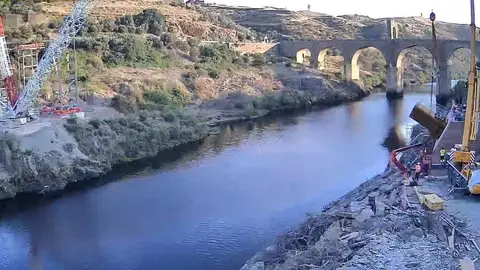 El nuevo Puente de Alcántara cuenta ya con las primeras piezas del arco y se prevé que este concluido en el verano de 2025 El nuevo Puente de Alcántara cuenta ya con las primeras piezas del arco y se prevé que este concluido en el verano de 2025