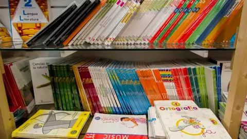 Con el inicio del nuevo curso escolar muchas familias comprarán libros de texto Con el inicio del nuevo curso escolar muchas familias comprarán libros de texto