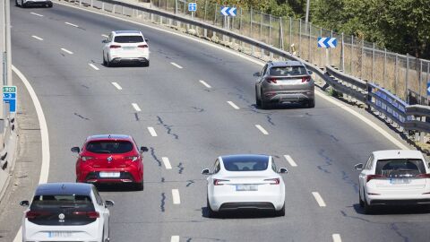 Imagen de archivo. Varios coches circulan.