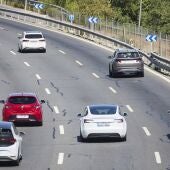 Imagen de archivo. Varios coches circulan.