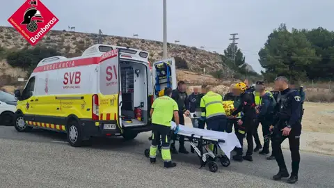 Un choque entre un turismo y una moto acaba con una víctima mortal Un choque entre un turismo y una moto acaba con una víctima mortal