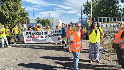 Trabajadores del CTR concentrados frente a las instalaciones. .