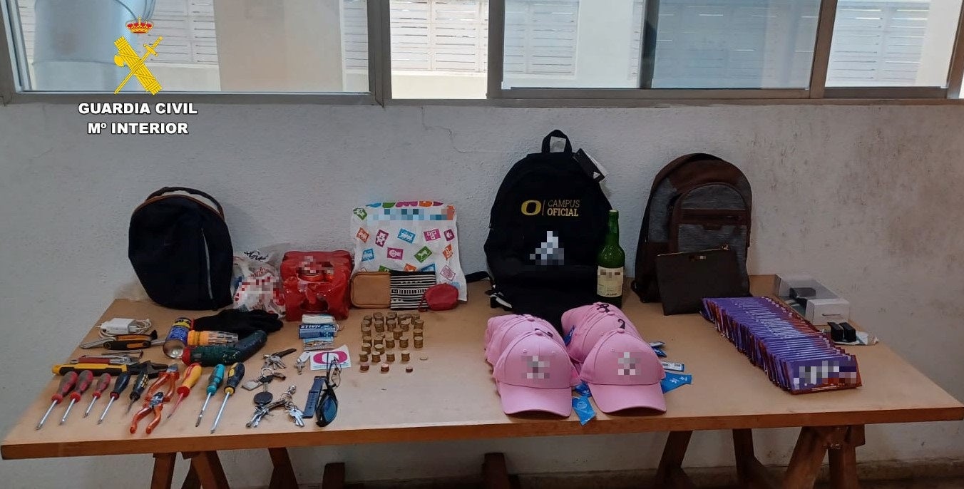 Detenido un hombre por siete robos en el interior de vehículos y uno en una casa en Oliva Detenido un hombre por siete robos en el interior de vehículos y uno en una casa en Oliva