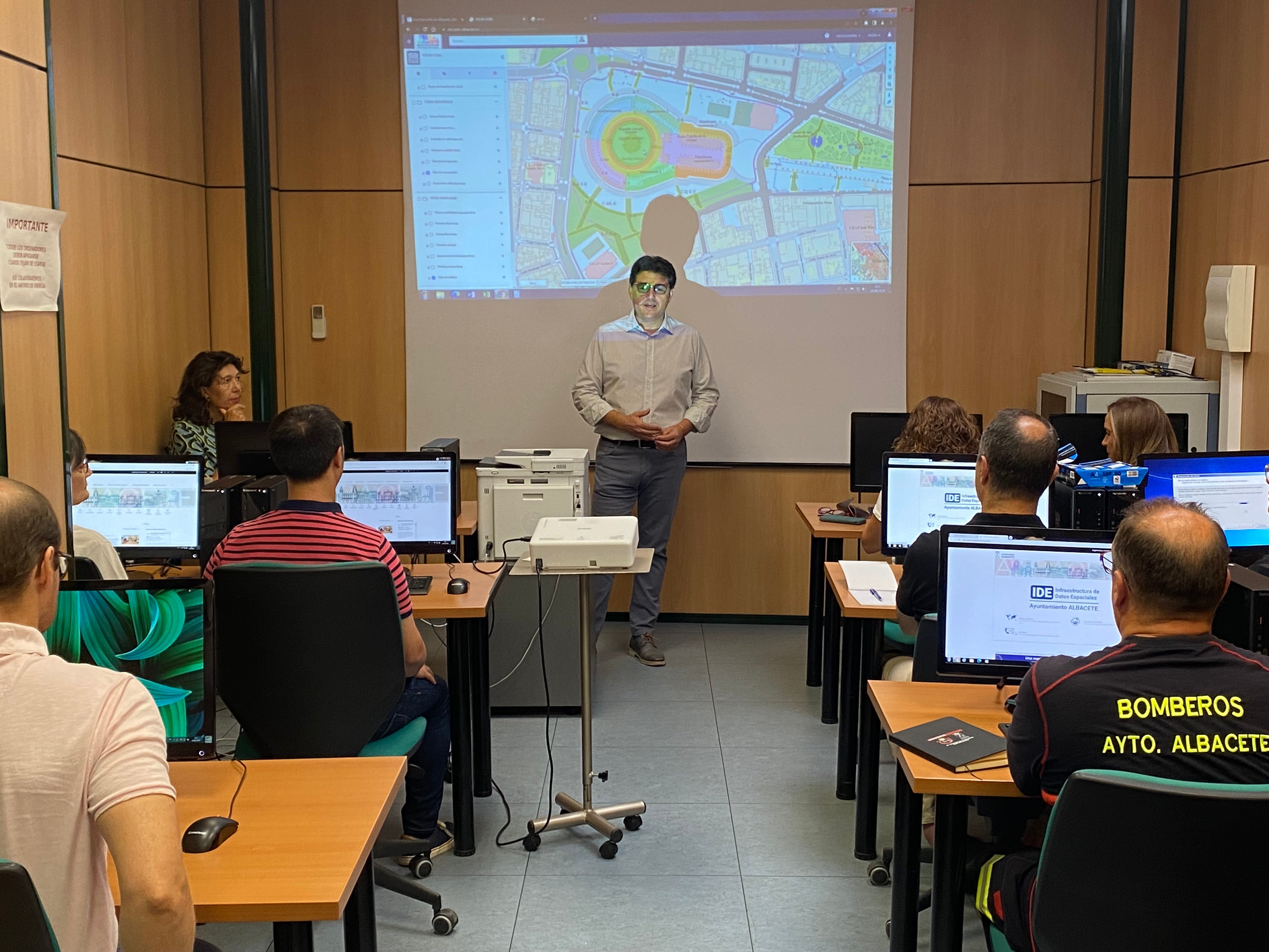 El Ayuntamiento forma a los funcionarios sobre cartografía topográfica El Ayuntamiento forma a los funcionarios sobre cartografía topográfica