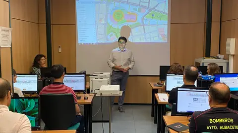 El Ayuntamiento forma a los funcionarios sobre cartografía topográfica El Ayuntamiento forma a los funcionarios sobre cartografía topográfica
