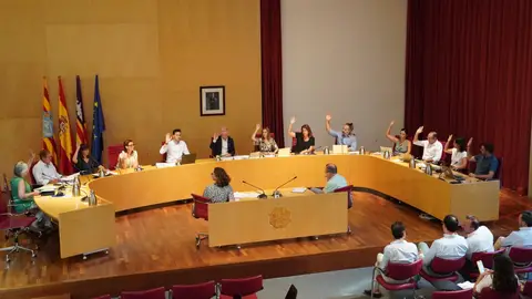 Momento de la votación de la corporación para solicitar ayudas al Gobierno por la DANA. Momento de la votación de la corporación para solicitar ayudas al Gobierno por la DANA.