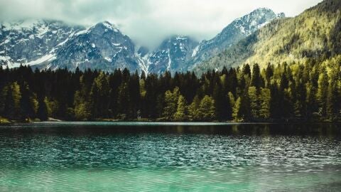Imagen de archivo de un paisaje de monta&ntilde;as y un lago glaciar