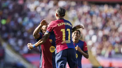Jule Kounde y Raphinha celebran un gol durante el partido del Barça contra el Valladolid (7-0) Jule Kounde y Raphinha celebran un gol durante el partido del Barça contra el Valladolid (7-0)