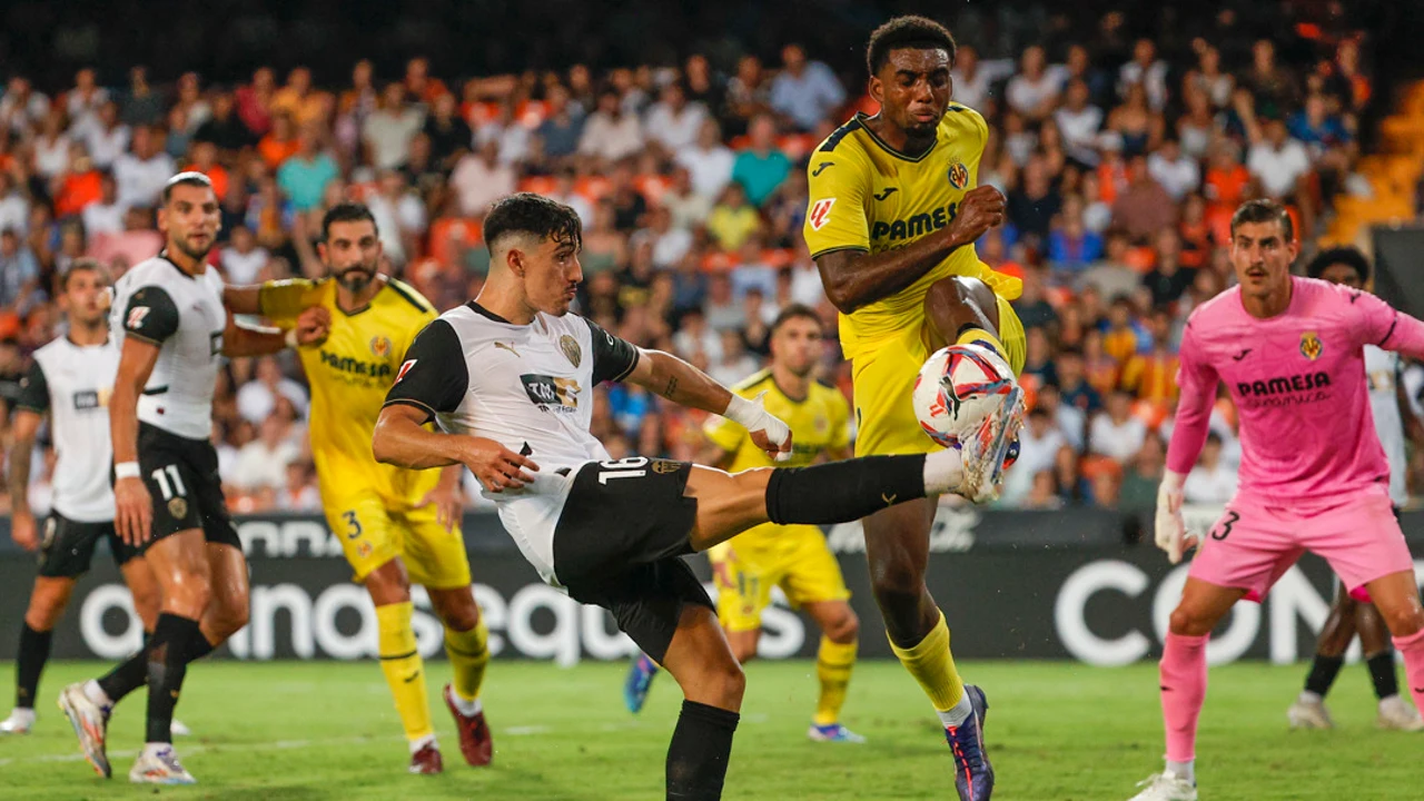 El centrocampista del Valencia Diego López intenta rematar ante Logan Costa, del Villarreal, durante el encuentro entre el Valencia CF y el Villarreal, este sábado en el estadio de Mestalla, Valencia.