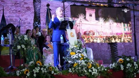 Antoni Mas durante su preg&oacute;n de los fiestas de Santa Pola de 2024.