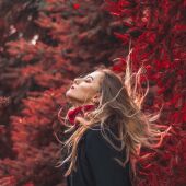 La moda de otoño se tiñe de rojo oscuro