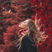 La moda de otoño se tiñe de rojo oscuro La moda de otoño se tiñe de rojo oscuro