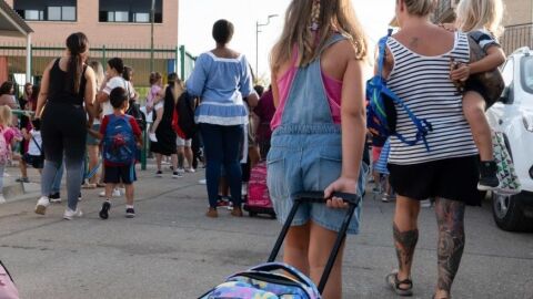 Imagen de archivo de unos ni&ntilde;os entrando al colegio