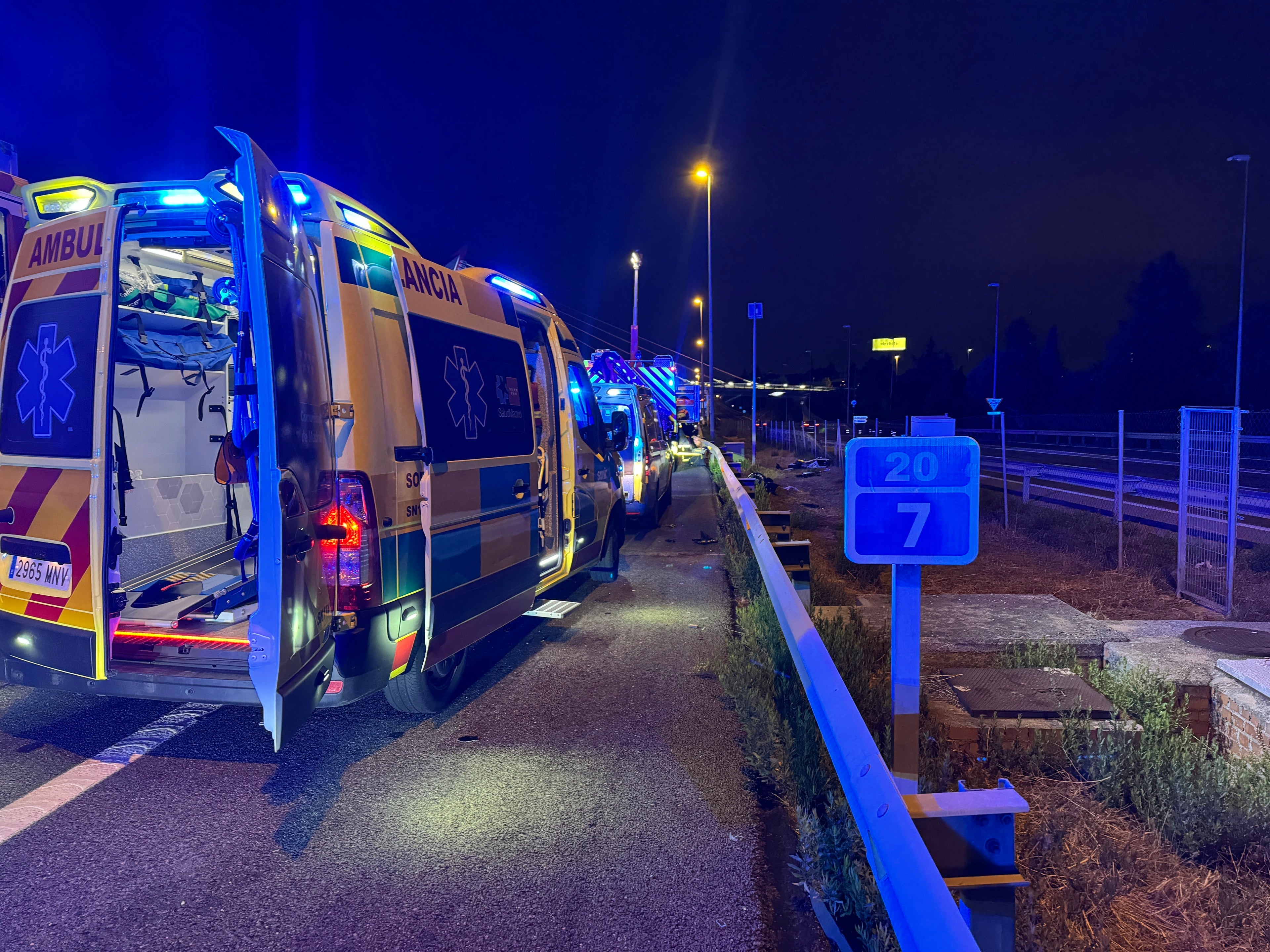 Tres muertos y dos heridos graves tras el coche frontal de un kamikaze con otro vehículo y una moto en la A-6 en Las Rozas Tres muertos y dos heridos graves tras el coche frontal de un kamikaze con otro vehículo y una moto en la A-6 en Las Rozas