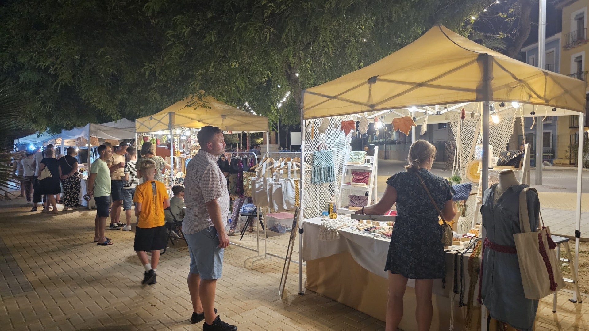 El Mercat d'Artesania 'Estiu al riu' de la Vila Joiosa supera las expectativas El Mercat d'Artesania 'Estiu al riu' de la Vila Joiosa supera las expectativas
