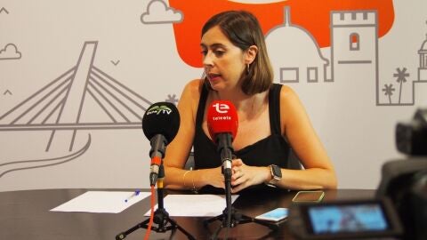 Esther D&iacute;ez, portavoz de Comrpom&iacute;s per Elx en una rueda de prensa.