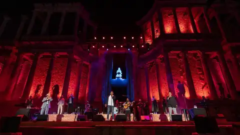 Los Chichos se despiden del Teatro Romano de Mérida con un concierto en el Stone con un público entregado Los Chichos se despiden del Teatro Romano de Mérida con un concierto en el Stone con un público entregado