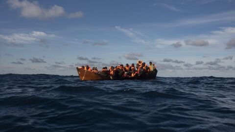 Imagen de un cayuco rescatado por Open Arms
