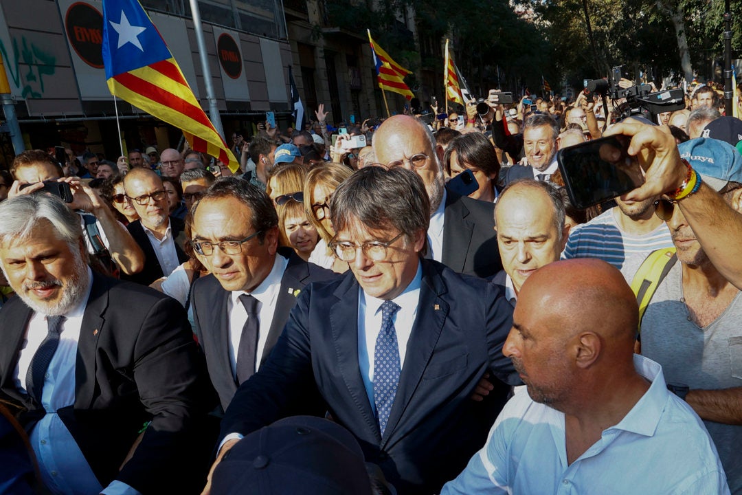 Puigdemont se escondió en dos pisos particulares y no huyó de Barcelona hasta las ocho de la tarde Puigdemont se escondió en dos pisos particulares y no huyó de Barcelona hasta las ocho de la tarde