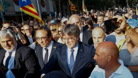 Imagen del expresidente de la Generalitat Carles Puigdemont (2d) y el presidente del Parlament, Josep Rull (2i), el pasado 8 de agosto en Barcelona Imagen del expresidente de la Generalitat Carles Puigdemont (2d) y el presidente del Parlament, Josep Rull (2i), el pasado 8 de agosto en Barcelona/ EFE/ Quique García