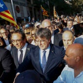 Imagen del expresidente de la Generalitat Carles Puigdemont (2d) y el presidente del Parlament, Josep Rull (2i), el pasado 8 de agosto en Barcelona/ EFE/ Quique García