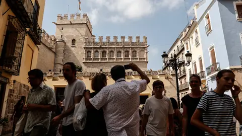Turistas en la Lonja de la Seda de Valencia fotografiando el exterior Turistas en la Lonja de la Seda de Valencia fotografiando el exterior